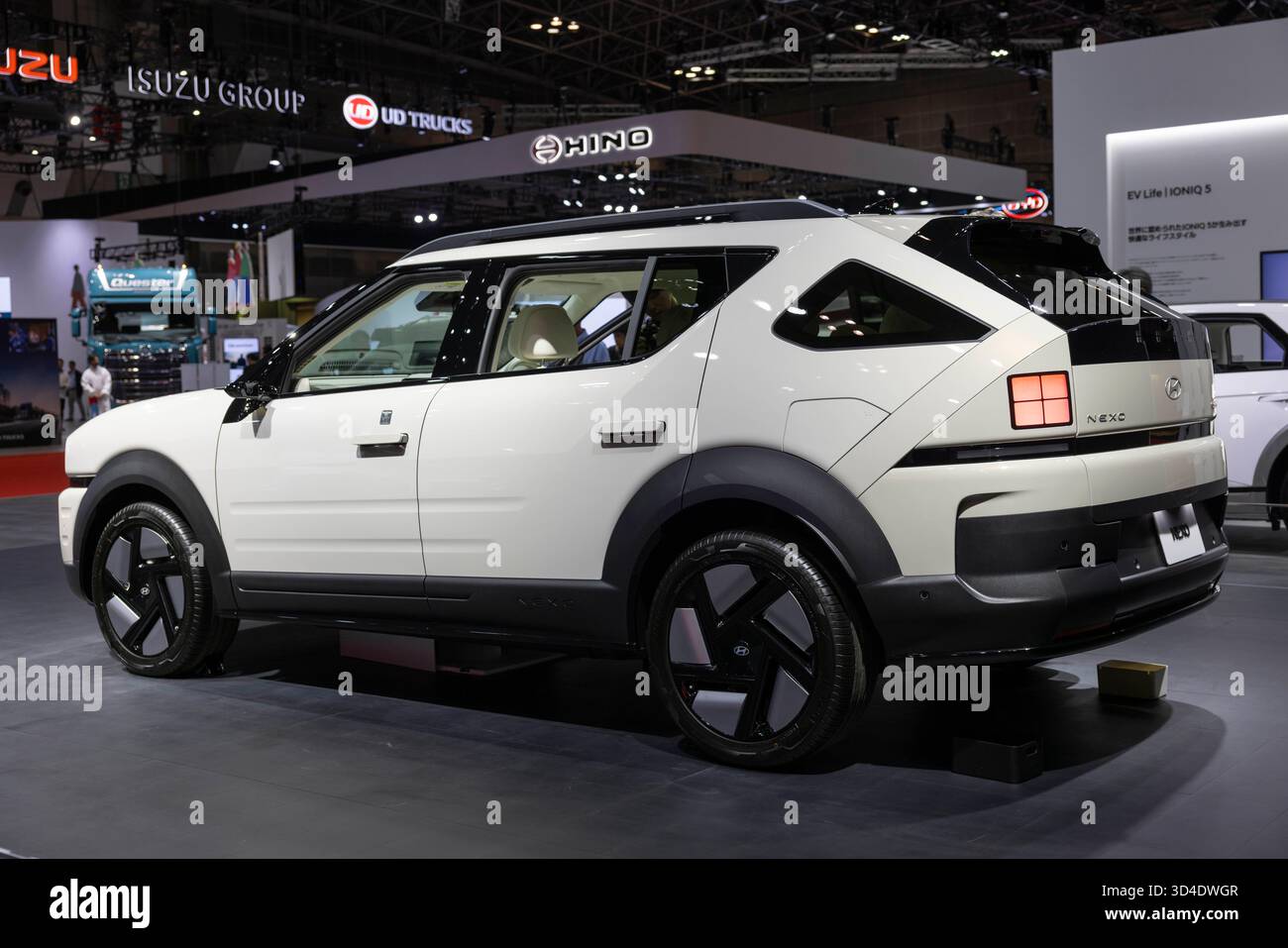 Tokio, Japan. 30. Oktober 2025. Hyundai Nexo auf der Japan Mobility Show 2025. Auf der Japan Mobility Show 2025 zu sehen. Tokios großer Anblick pulsiert mit dem Brüllen der Innovation, während die Japan Mobility Show 2025''`umfirmierte Erbe der geschichtsträchtigen Tokyo Motor Show''`von Oktober 30 bis zum 9. November stattfindet und die Augen auf Japans sich entwickelndes Automobil-Ethos lenkt. Unter dem Flüstern einer Verlangsamung des Elektrofahrzeugs drehen sich die Aussteller mutig: Futuristische kompakte Konzepte, erweiterte Luxuslinien und elektrische Runabouts in Kei-Größe weisen auf marktspezifische Elektrifizierung hin. An den von Manga inspirierten Kabinen werden erfrischte Minivans und Auto beleuchtet Stockfoto